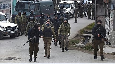 जम्मू-काश्मीरमध्ये चकमकीत २ जवान शहीद, दोन जखमी