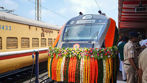 जळगावकरांसाठी जलद-आरामदायी पुणे प्रवास; नागपूर-पुणे वंदे भारत एक्स्प्रेसचे जंगी स्वागत