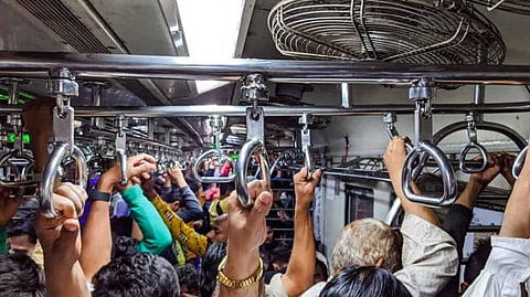 ‘मेगाब्लॉक’ने बहीण-भावांचे हाल! रक्षाबंधनची रात्र रेल्वे स्थानकावरच