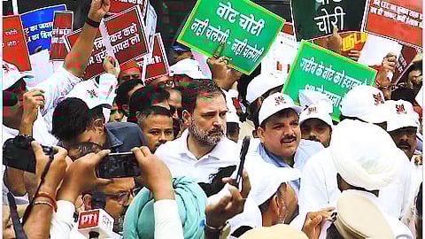 EC विरोधात एल्गार! इंडिया आघाडी आक्रमक, मोर्चा पोलिसांनी रोखला; महुआ मोईत्रांना भोवळ; राहुल, प्रियांकांना घेतले ताब्यात