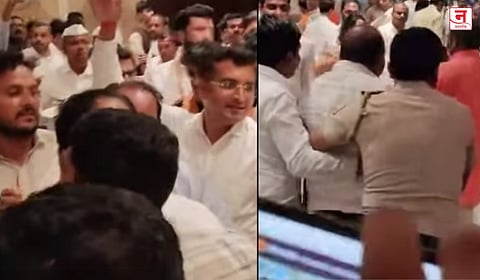 Nashik : शरद पवारांच्या कार्यकर्त्यामुळे शिंदेसेनेच्या दोन गटांत राडा? एकमेकांची कॉलर पकडत शिवीगाळ करण्यापर्यंत मजल 