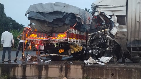 Satara News : बिअरच्या ट्रकला कंटेनरची धडक; नागरिकांनी केली बाटल्यांची यथेच्छ लूट, चालक जखमी
