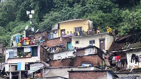 Mumbai : गाढ झोपेत असतानाच कोसळली दरड; बाप-लेक जागीच ठार, मुसळधार पावसामुळे विक्रोळीत दुर्घटना