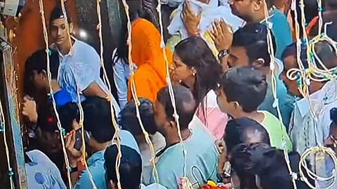 Nashik : त्र्यंबकला परराज्यातील भाविकांचा गोंधळ; मंदिराच्या दारावर लाथा मारत हुल्लडबाजी, सुरक्षारक्षकांकडून चोप