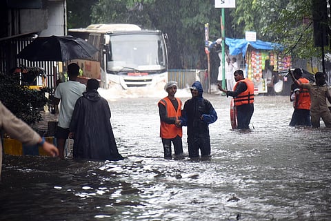 ठाण्याला पावसाने धो धो धुतले...शहरातील रस्त्यांना नदीचे स्वरूप; १०३ मिमि पावसाची नोंद