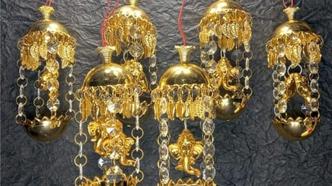 गणपती सजावटीसाठी झुंबरला ग्राहकांची पसंती; गतवर्षीपासून वाढली मागणी; १०० रुपयांपासून २ हजारांपर्यंत विक्री