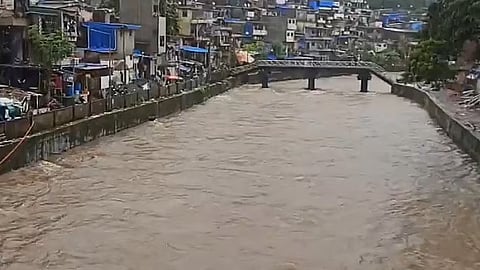 ‘मिठी’ला गुदमरवणारी राजकीय मगरमिठी