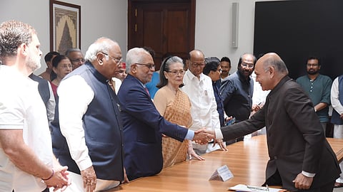 इंडिया आघाडीचे उमेदवार सुदर्शन यांचा उमेदवारी अर्ज दाखल; उपराष्ट्रपतीपद निवडणूक