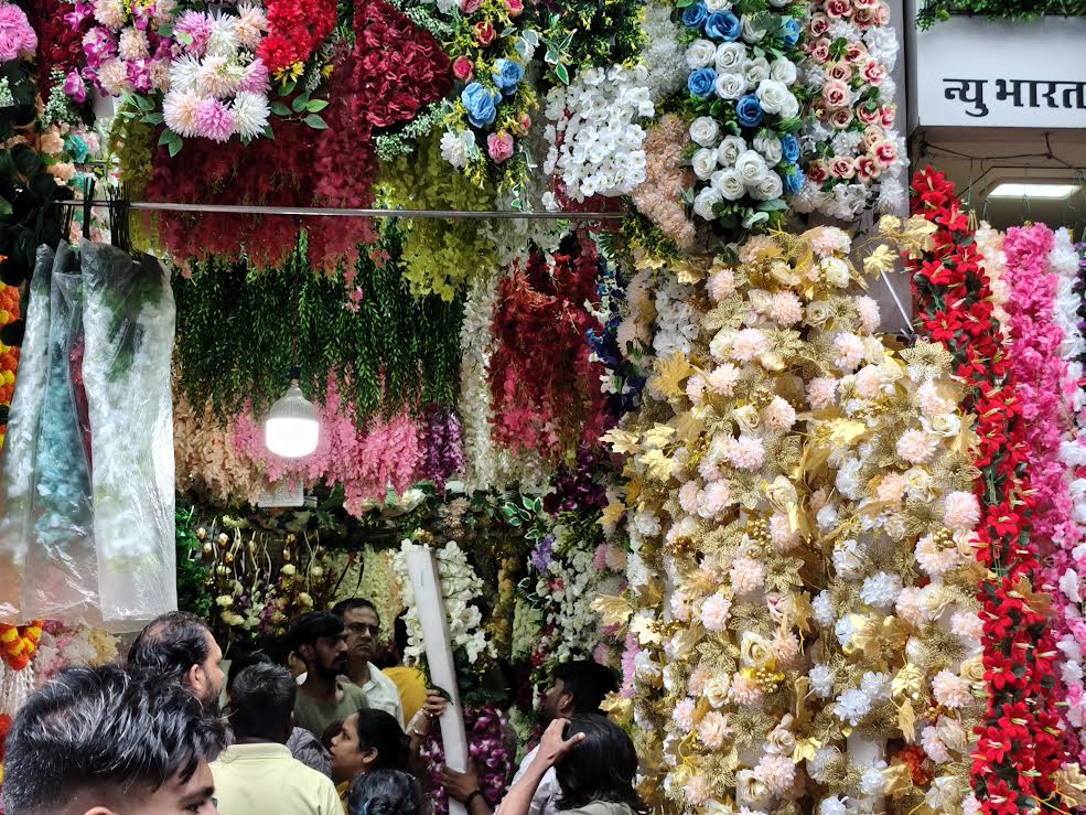 क्रॉफर्ड मार्केटमध्ये खरेदीसाठी भक्तांची गर्दी; गणेशोत्सवात सजावटीसाठी कृत्रिम फुलांना पसंती