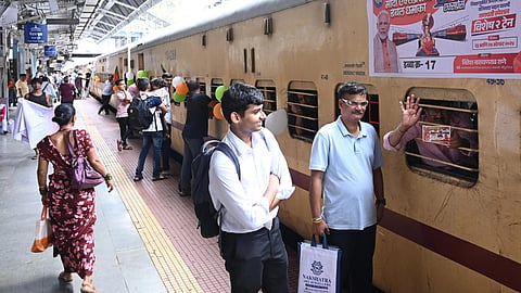 चाकरमानी चल्ले गावाक! रेल्वे, एसटी, आराम बस, खासगी गाड्या निघाल्या