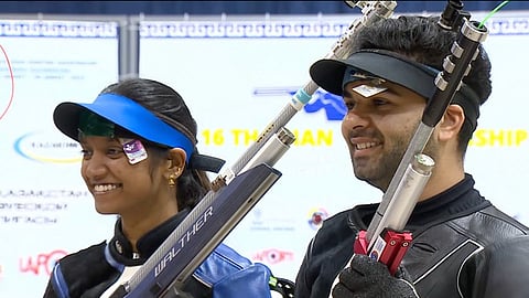 अर्जुन-इलाव्हेनिलचे सोनेरी यश; आशियाई नेमबाजी स्पर्धेत १० मीटर एअर रायफल मिश्र प्रकारात सुवर्ण कमाई