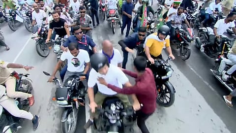 बाईक रॅलीदरम्यान कार्यकर्त्याने राहुल गांधींना केले किस