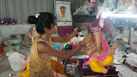 पेणमध्ये गणेशमूर्तींवर शेवटचा हात फिरविण्याची लगबग; शेला, धोतर, फेटा, हिरे, मोती आणि ज्वेलरी असणाऱ्या मूर्तींना मागणी