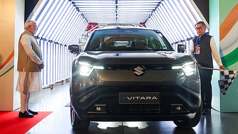 पंतप्रधान मोदींनी दाखवला मारुती सुझुकीच्या पहिल्या इलेक्ट्रिक कार 'ई-विटारा'ला हिरवा झेंडा