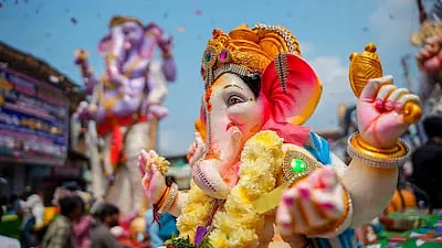 विघ्नहर्त्याचे राज्यात आगमन; सर्वत्र उत्साहाचे वातावरण