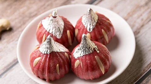 खूप खाल्ले उकडीचे मोदक, आता बाप्पाला द्या 'हे' स्पेशल मोदक – खूपच सोपी रेसिपी!