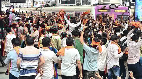 महायुतीच्या घोडचुकीमुळे मुंबईकर वेठीस; मराठा आंदोलनामुळे मुंबईत गोंधळाची स्थिती