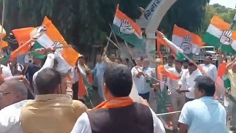 बिहारमध्ये काँग्रेस-भाजप कार्यकर्ते भिडले; पंतप्रधान नरेंद्र मोदी आणि त्यांच्या मातोश्रींचा अपमान