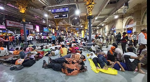 मुंबईच्या मुसळधार पावसात मराठा निदर्शकांचा रात्रभर मुक्काम