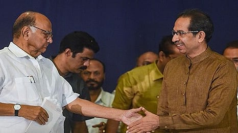 भीमा कोरेगाव दंगल : शरद पवार यांचे 'ते' पत्र सादर करा; चौकशी आयोगाचे ठाकरेंना निर्देश