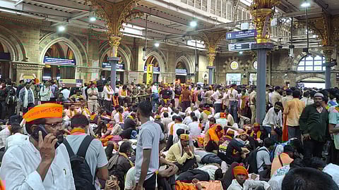 रेल्वे स्टेशनमध्ये दोन दिवस राहा फक्त दहा रुपयांत...आंदोलकांच्या व्हॉट्सअपवर मेसेज व्हायरल, वाशीतील एक्झिबिशन सेंटरमध्ये व्यवस्था