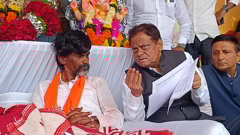 बोलणी फिस्कटली; आंदोलन सुरूच! मनोज जरांगे-शिंदे समिती यांच्यातील चर्चा निष्फळ, हैदराबाद गॅझेट लागू करण्यास सरकारची तत्त्वतः मंजुरी