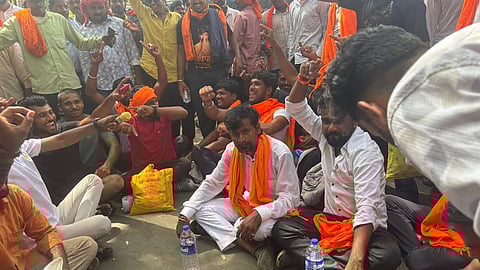 अर्धनग्न, मुंडन करत आंदोलनकर्त्यांचा निषेध; डुप्लिकेट जरांगे-पाटील आले चर्चेत