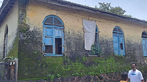 पालघर जिल्ह्यात ६२ प्राथमिक शाळा धोकादायक; पालघरमधील २६ तर मोखाड्यातील १७ वर्गखोल्या धोकादायक 