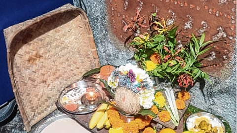 ‘गवूरपूजन’ आदिवासी समाजाचा पारंपरिक उत्सव; निसर्गातील रानफुलांची आरास, सुवासिनींची लगबग, घराघरात पावलांची सजावट