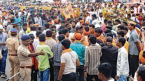 राक्षसी बहुमतापेक्षा मोठी जनशक्ती