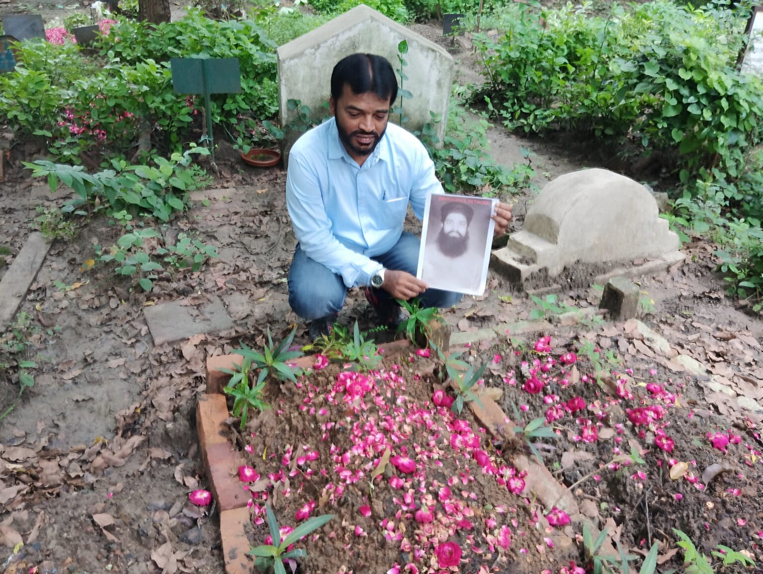 Mumbai : कबरीवर नातेवाईकांनी वाचला निर्दोष सुटकेचा आदेश...