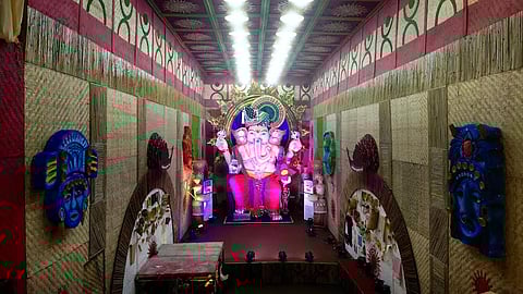 गिरगावचा राजा गणेश मंडळाची अनोखी सजावट; बांबूपासून साकारले पृथ्वी, अग्नी, जल, वायूचे देखावे