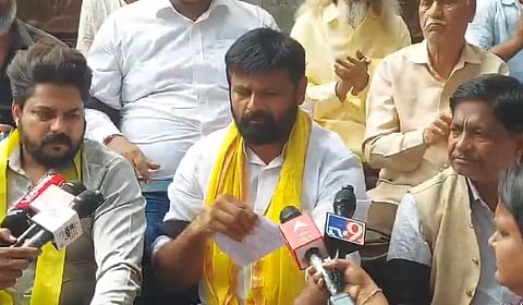 मराठा आरक्षणाच्या जीआरवरून OBC नेत्यांमध्ये मतमतांतरे; जीआर प्रत फाडत लक्ष्मण हाके यांचे आंदोलन; भुजबळांचा कोर्टात जाण्याचा इशारा