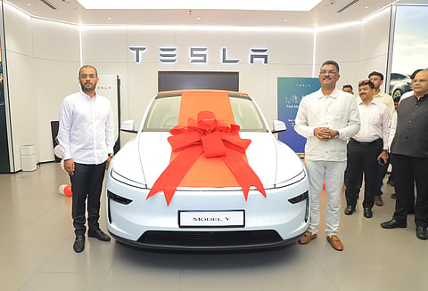 एकेकाळी चालवायचे रिक्षा; आज भारतातील पहिली Tesla घेण्याचा बहुमान, प्रताप सरनाईक यांच्याकडून नातवाला भेट
