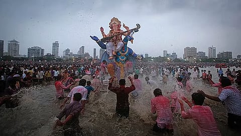 अदानीकडून मुंबईत २,६५० फ्लड लाइट्स; गणेश विसर्जनासह माऊंट मेरी जत्रेसाठी सोय  