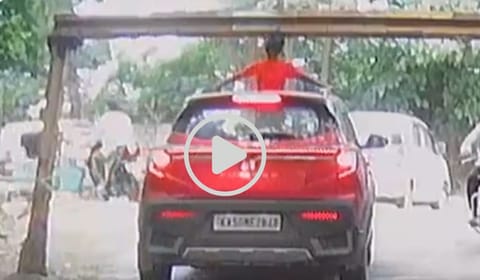 बंगळुरू : पालकांचा निष्काळजीपणा! सनरूफचा आनंद घेताना मुलाला ट्रॅफिक बॅरियरची धडक; व्हिडिओ व्हायरल 