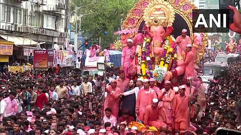 गणपती गेले गावाला...! 'पुढच्या वर्षी लवकर या'चा घुमला जयघोष; दहा दिवसांच्या गणेश मूर्तीचे उत्साहात विसर्जन