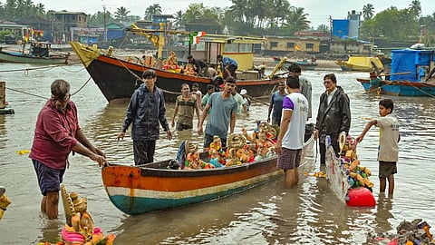 मुरुड समुद्र किनारी वाहून आलेल्या १४९ मूर्तींचे श्रीसदस्यांनी केले पुन्हा विसर्जन