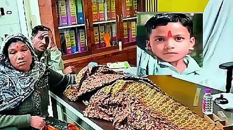 Nashik : आश्रमशाळेतील तिसरीच्या विद्यार्थ्याचा उपचाराअभावी मृत्यू; मृतदेह मुख्याध्यापकांच्या टेबलवर आणून निषेध 