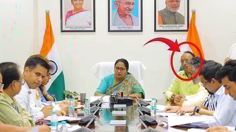 दिल्लीच्या मुख्यमंत्र्यांचे पती शासकीय बैठकीला उपस्थित; ही तर ‘फुलोरा पंचायत’ - आपची टीका