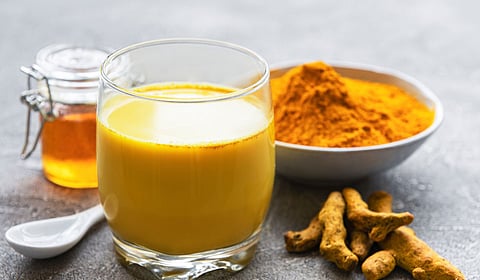 हळदीचे दूध : तन-मन शुद्ध करणारा आधुनिक जीवनशैलीचा साथी