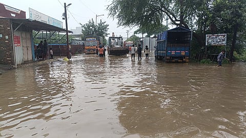 सोलापुरात पावसाचा हाहाकार; ढगफुटीसदृश पावसामुळे नदी-नाल्यांना पूर, राष्ट्रीय महामार्ग ठप्प