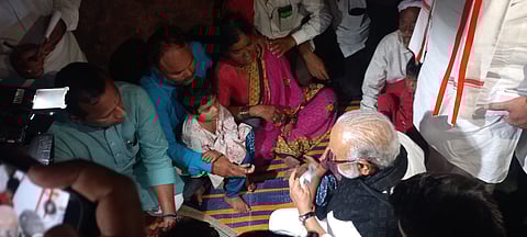 लहान समाजात जन्मलो हे पाप आहे का?भुजबळांचा उद्विग्न सवाल; लातूरच्या कराड कुटुंबियांची सांत्वनपर भेट, मुंडेही उपस्थित  