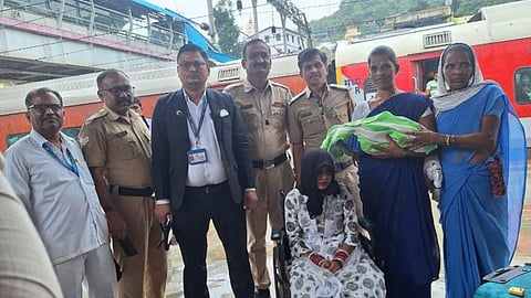 धावत्या एक्स्प्रेसमध्ये दिला बाळाला जन्म