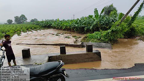 जळगावमध्ये पुरामुळे एकाचा मृत्यू; ५०० कुटुंबांना सुरक्षित स्थळी हलवले