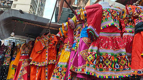 मुंबईला नवरात्रौत्सवाचे वेध; रंगीबेरंगी कुर्ता, चनिया चोली खरेदीसाठी भुलेश्वर मार्केटमध्ये गर्दी