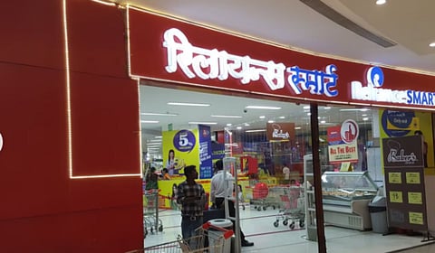 रिलायन्स स्टोअरमधून १३.३९ लाखांचे कपडे चोरले; चौघांना अटक