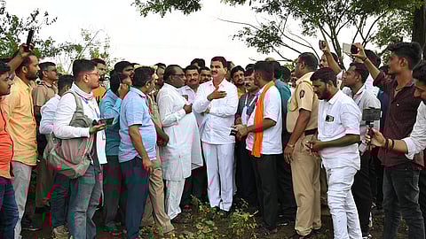 राज्यातील नुकसानग्रस्त शेतकऱ्यांना निधी मंजूर; दोन टप्प्यांत ७६५ कोटींची मदत; बाधित क्षेत्राची कृषी मंत्री दत्तात्रय भरणेंकडून पाहणी