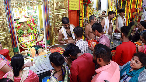 Mumbai : महालक्ष्मी मंदिरात ७७ CCTV ची नजर; नवरात्रोत्सवासाठी महालक्ष्मी मंदिराची सज्जता