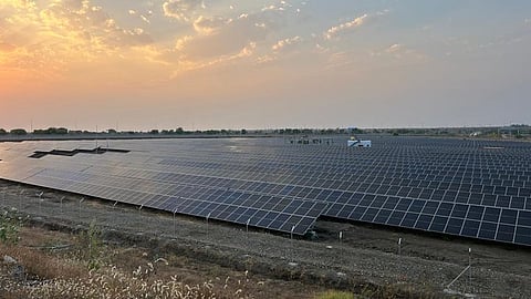 समृद्धी महामार्गावर ५ मेगावॅट सौरऊर्जा निर्मितीस प्रारंभ; देशातील पहिलाच पथदर्शी प्रकल्प